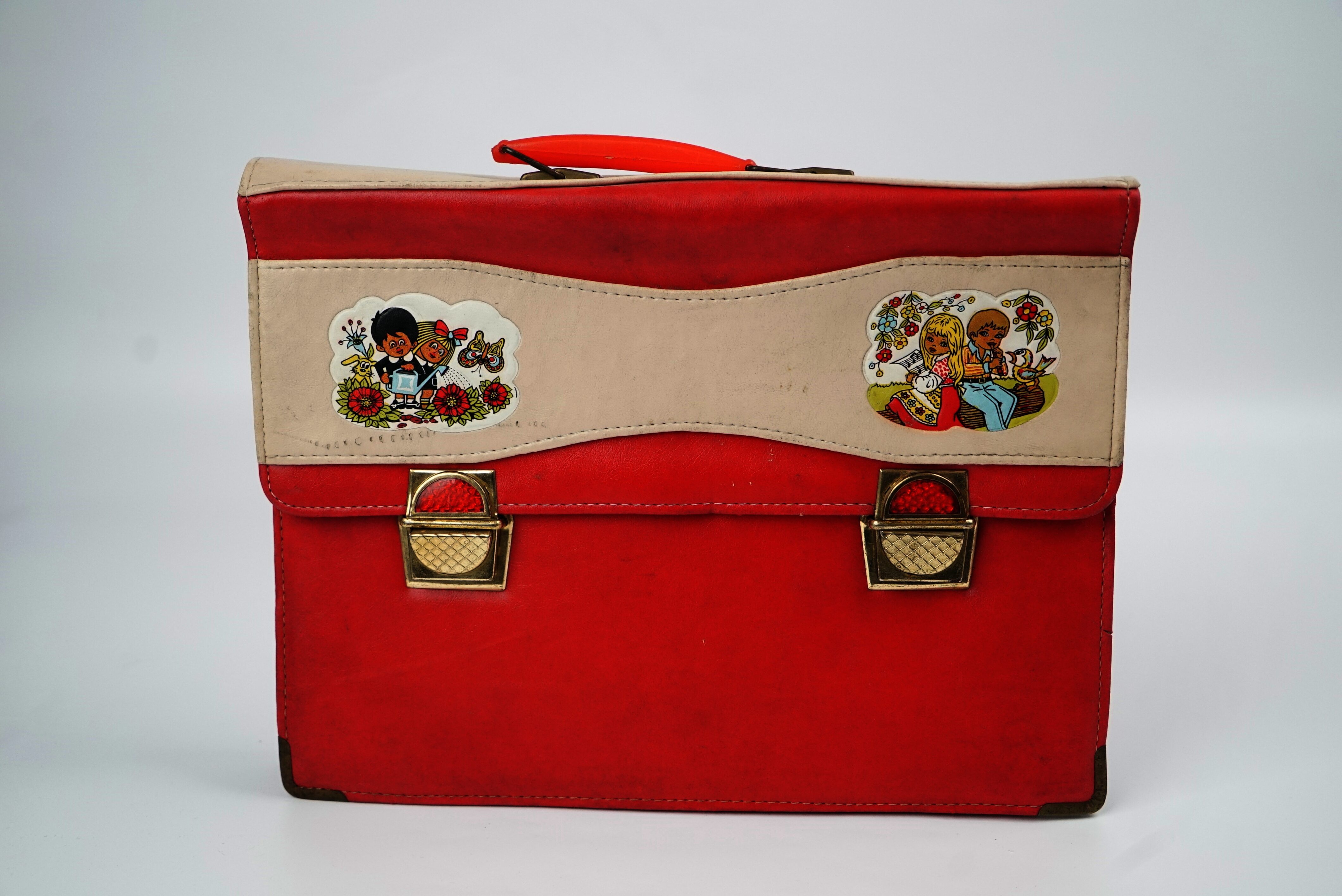 Eğitim İçin Kullanılan Kırmızı Çanta